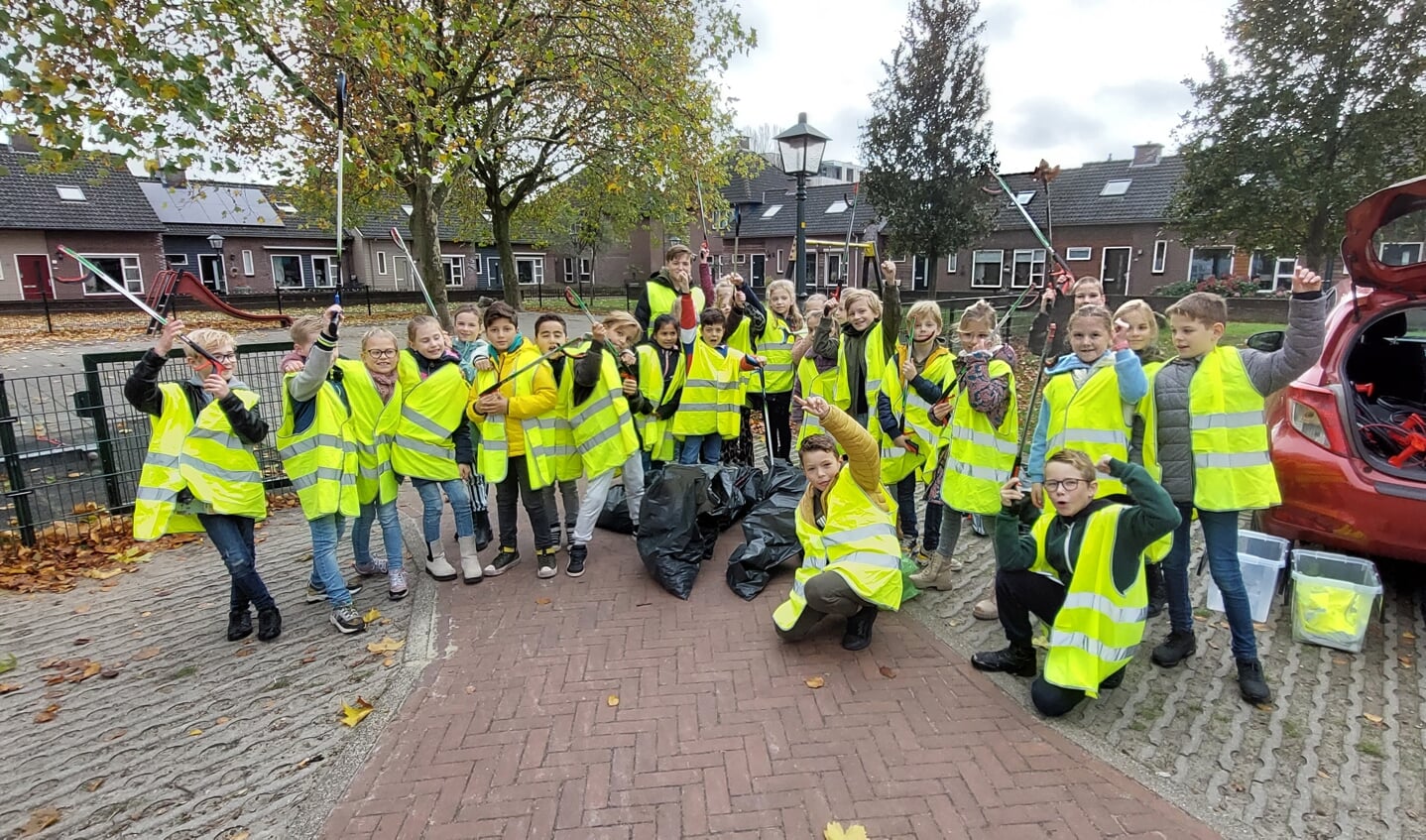 Groep 5 van de Wilhelminaschool ruimen zwerfvuil op.