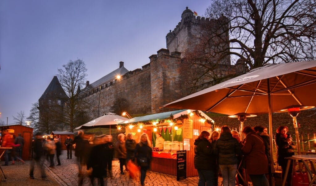 De sfeervolle kerstmarkt is te vinden aan de voet van het kasteel.