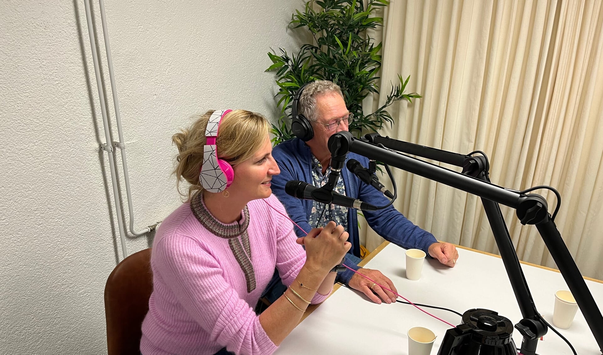 Gerdien Koedijk en Wim Groenewegen in de studio van Radio 350 in het programma PlatZat. Volgens beide vrijwilligers voorziet de Open Deur duidelijk in een behoefte.