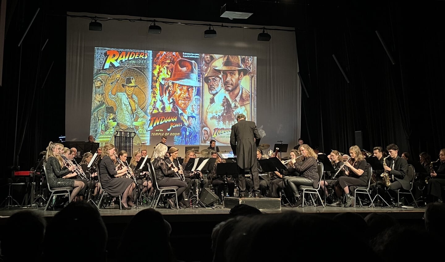 Het orkest van Wilhelmina zorgde voor een daverend concert in het Parkgebouw met onder andere de filmmuziek van Indiana Jones.
