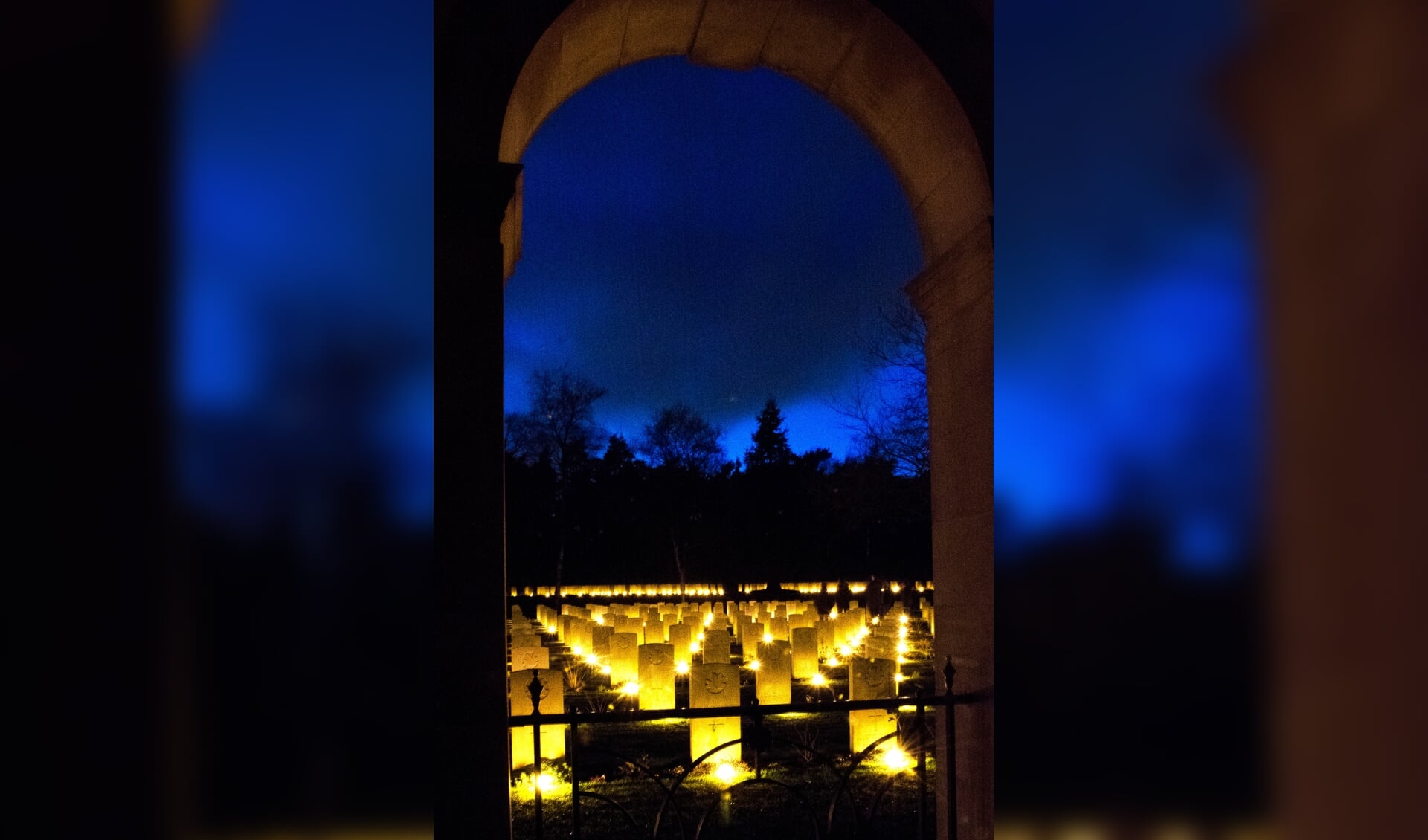 De brandende kaarsen zetten de begraafplaats in een indrukwekkende gloed gedurende de avond en nacht. 