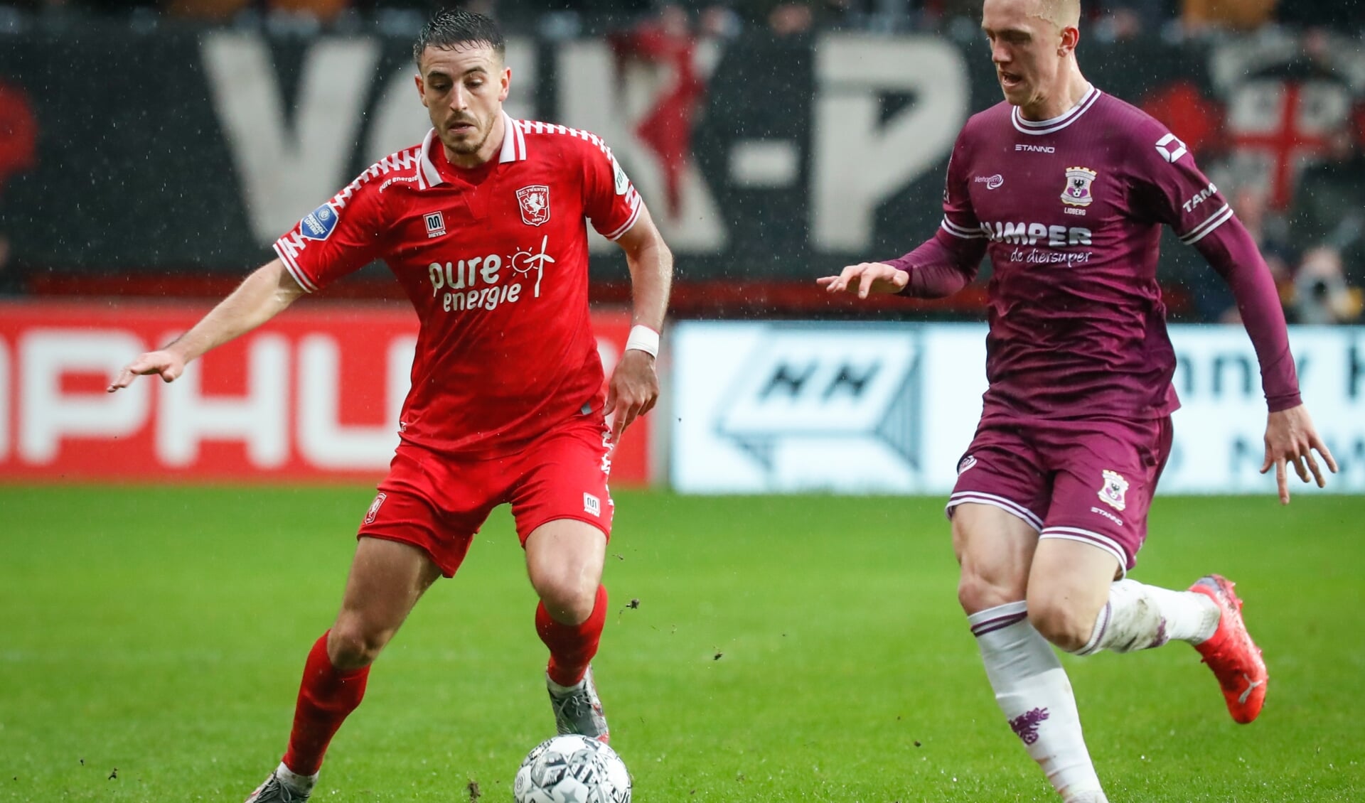 Julio Pleguezuelo in actie in de wedstrijd tegen Go Ahead. (Foto: FC Twente Media/Bas Everhard)