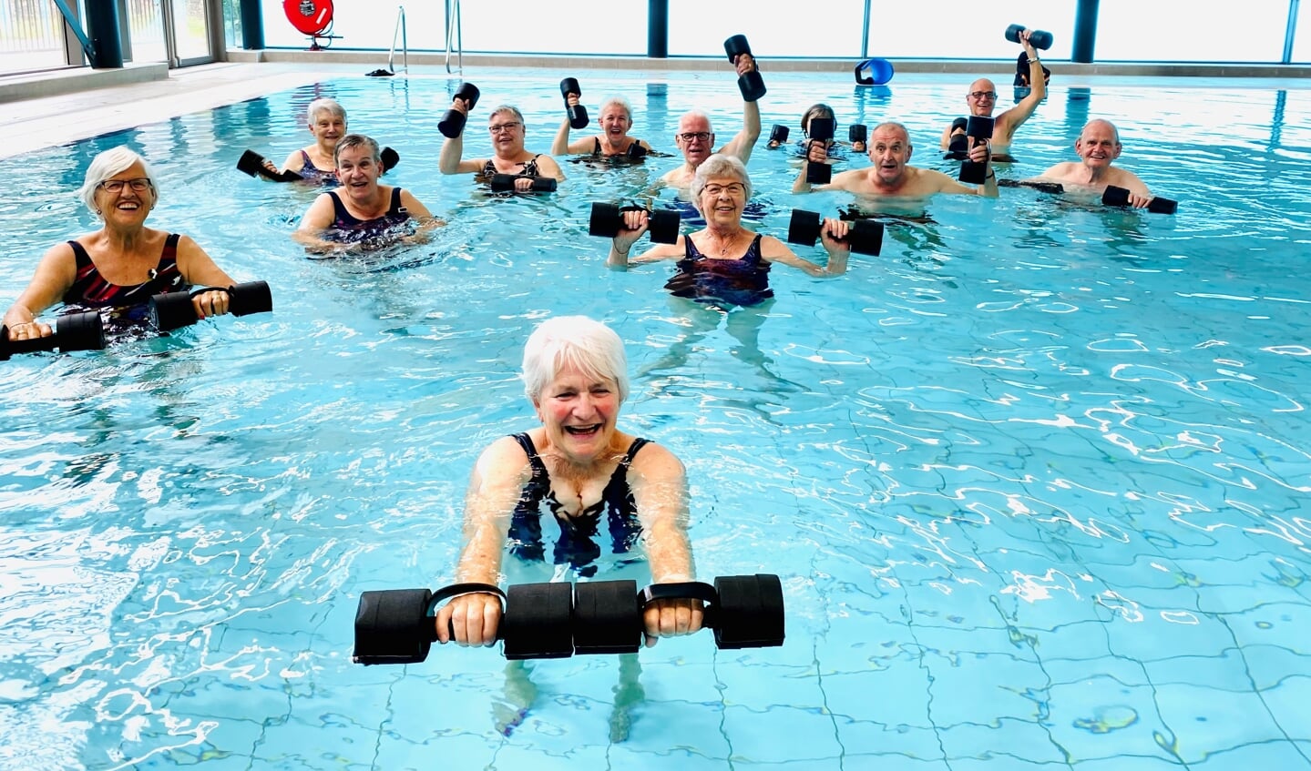 Bewegen in warm water houdt de leden van De Doordrijver fit en soepel, zeker onder de bezielende leiding van hun gemotiveerde trainers. (Foto: Ellen Nieboer)