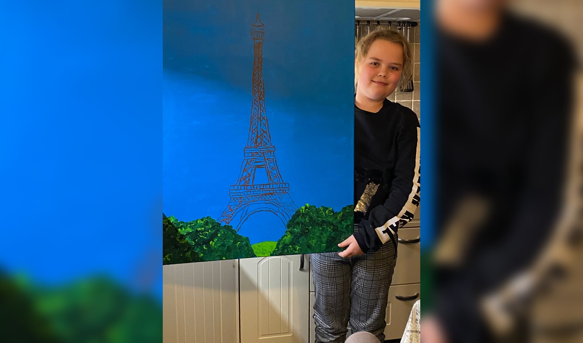Liza van Voorthuizen laat haar schilderij van de Eiffeltoren zien.