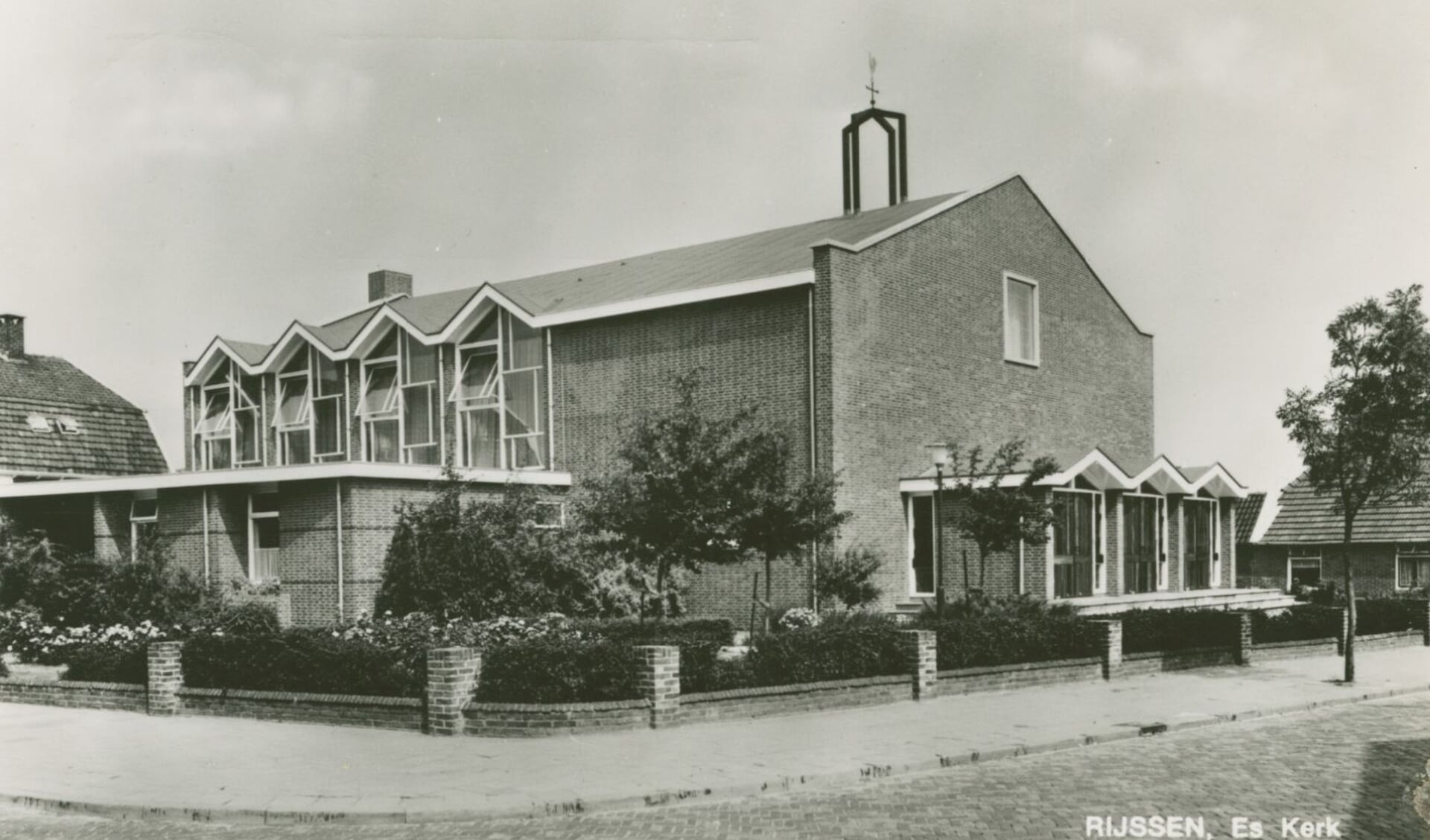 De Eskerk op de hoek Esstraat-Bleekstraat werd in 1964 gebouwd.