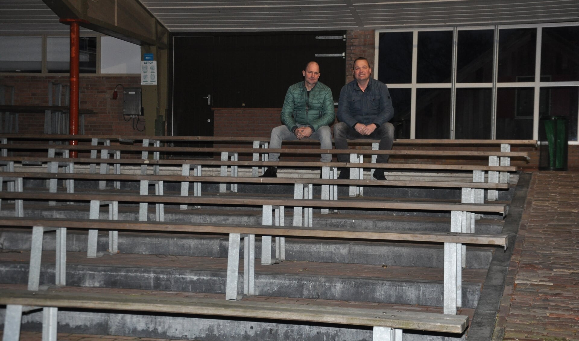 Penningmeester Jasper Lucas en voorzitter Dennis ten Dam van CV De Kolkleu in de nu nog kale nieuwe residentie.