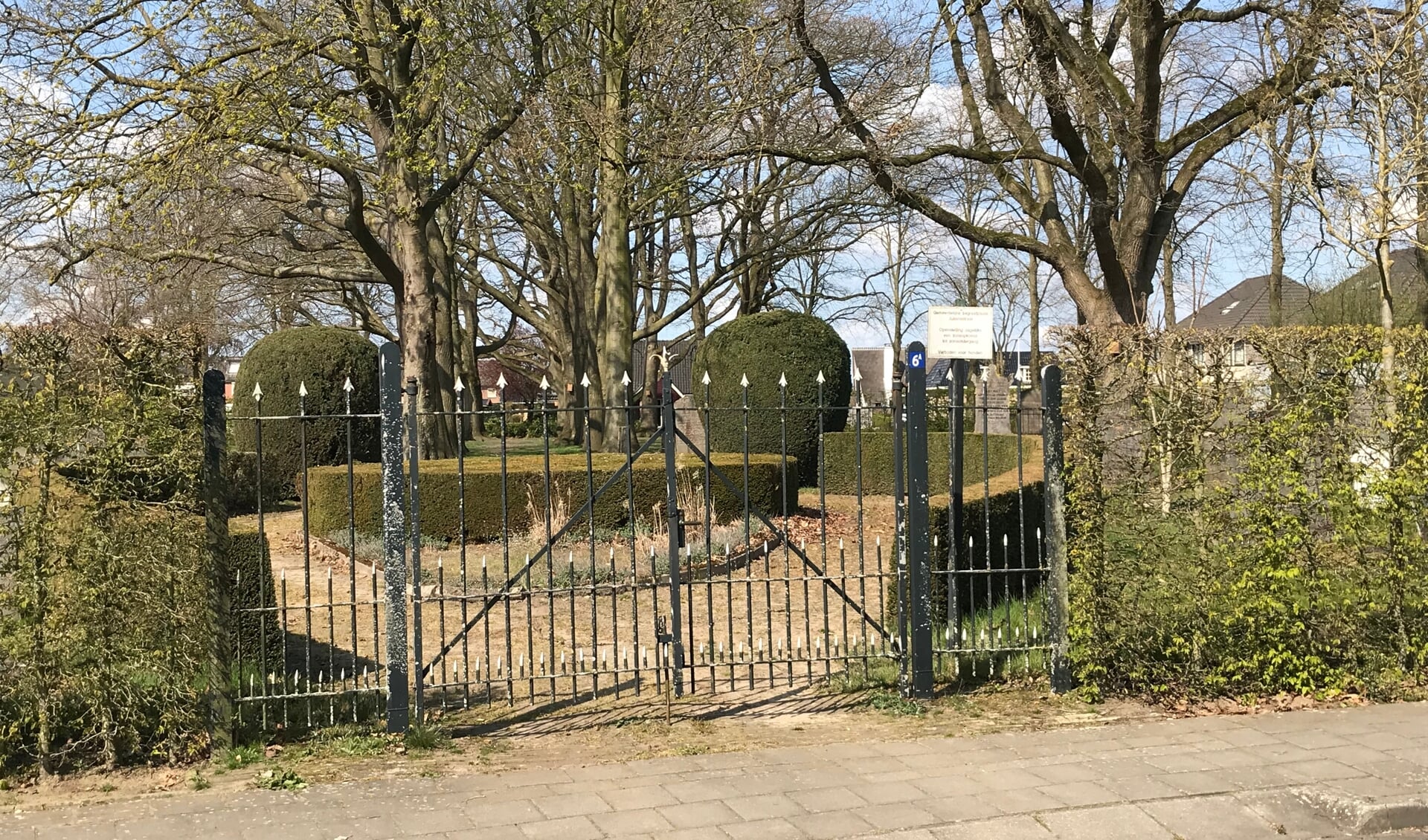 De historische begraafplaats in Enter en Wierden worden tijdens NLdoet schoongemaakt.