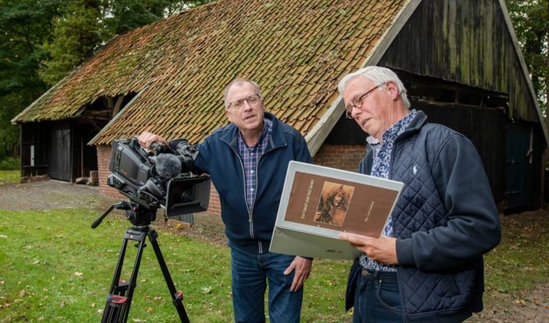 Cameraman Jan Kolner en Hans Mulders maken een film over Max van Trommel die als kind in de oorlog ondergedoken zat in Saasveld.
