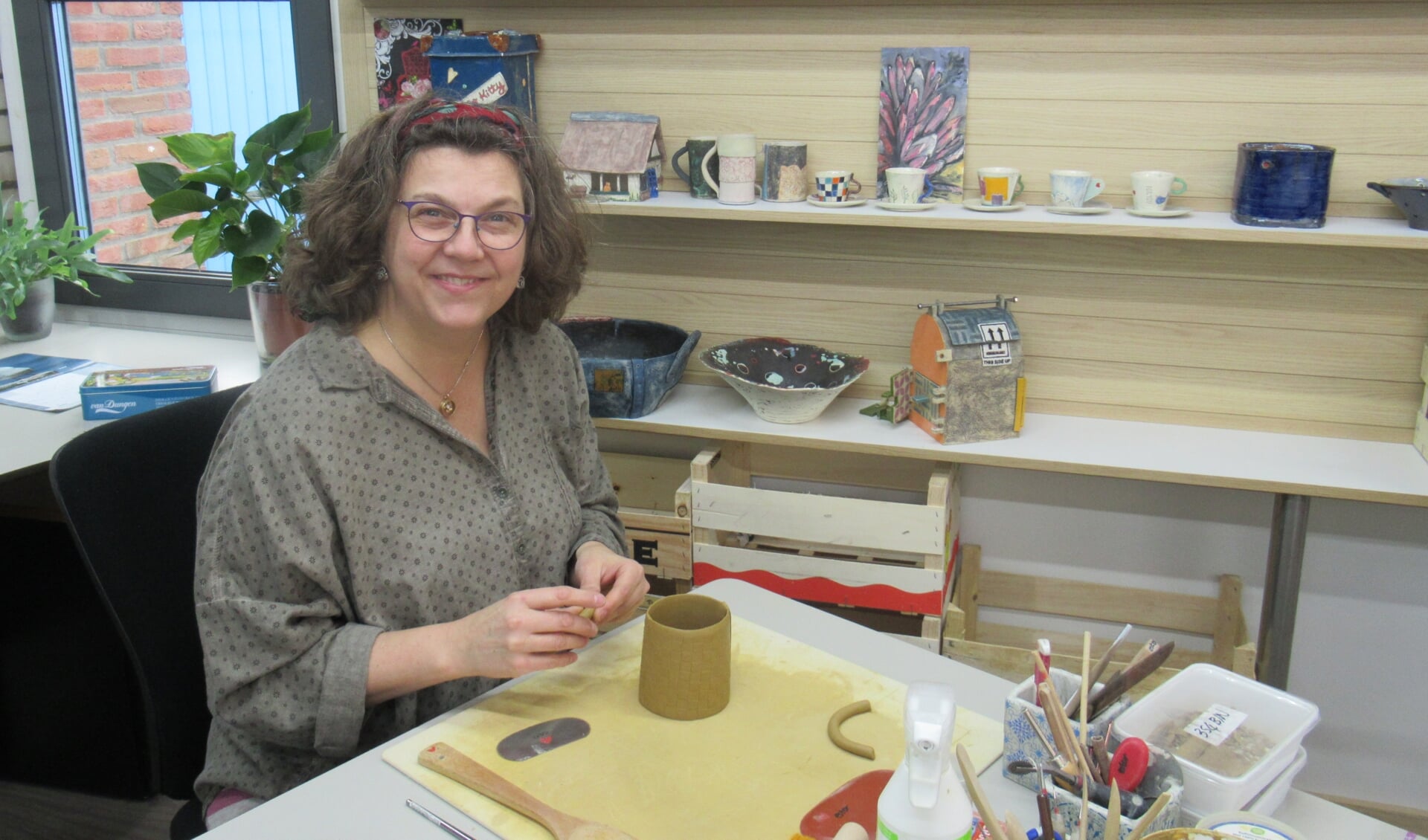 Ester du Toit heeft haar eigen atelier in Rijssen waar ze zich bezig houdt met keramiek handvormen. 