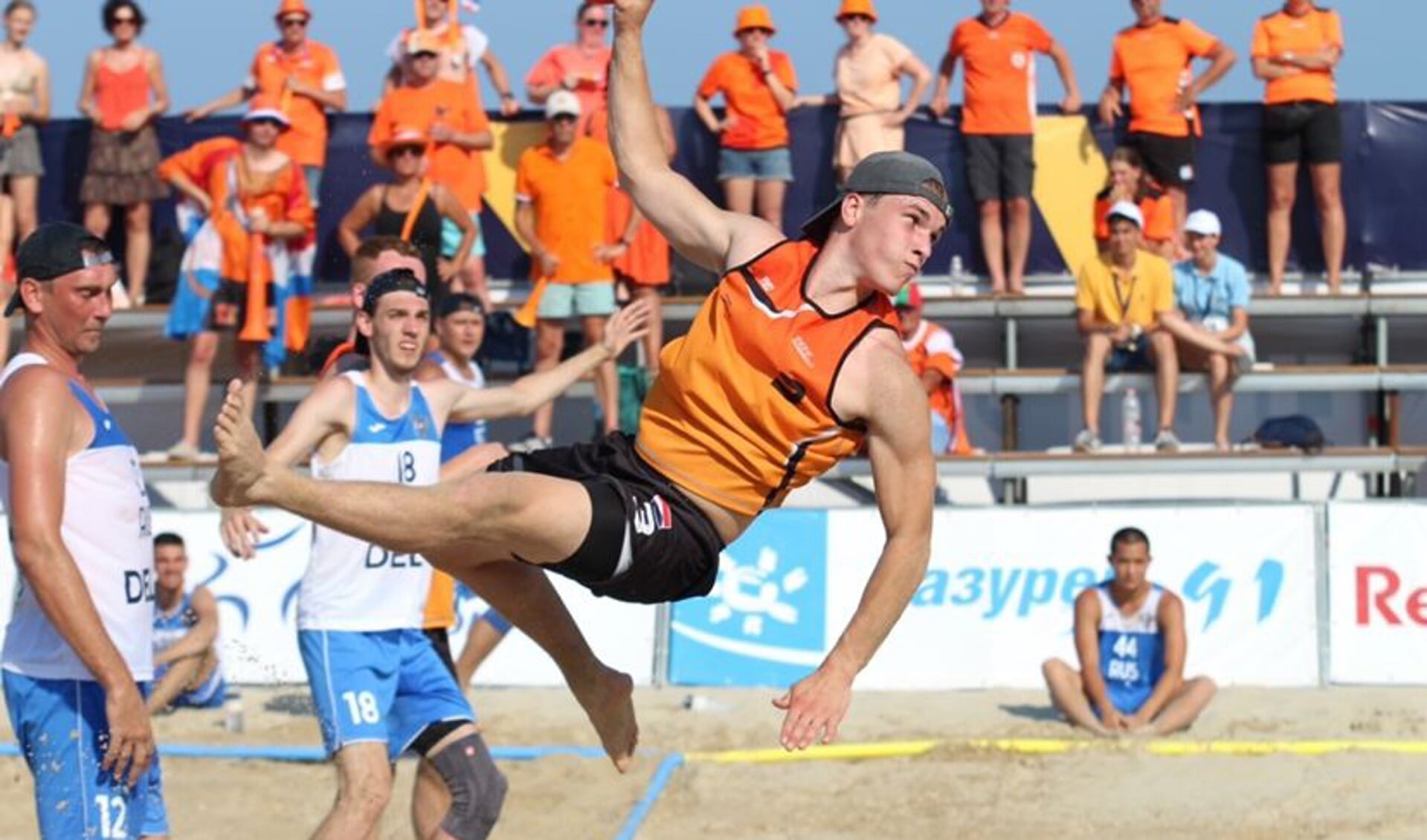 Een spectaculaire actie van Silas tijdens een beachwedstrijd van het jonge oranje.