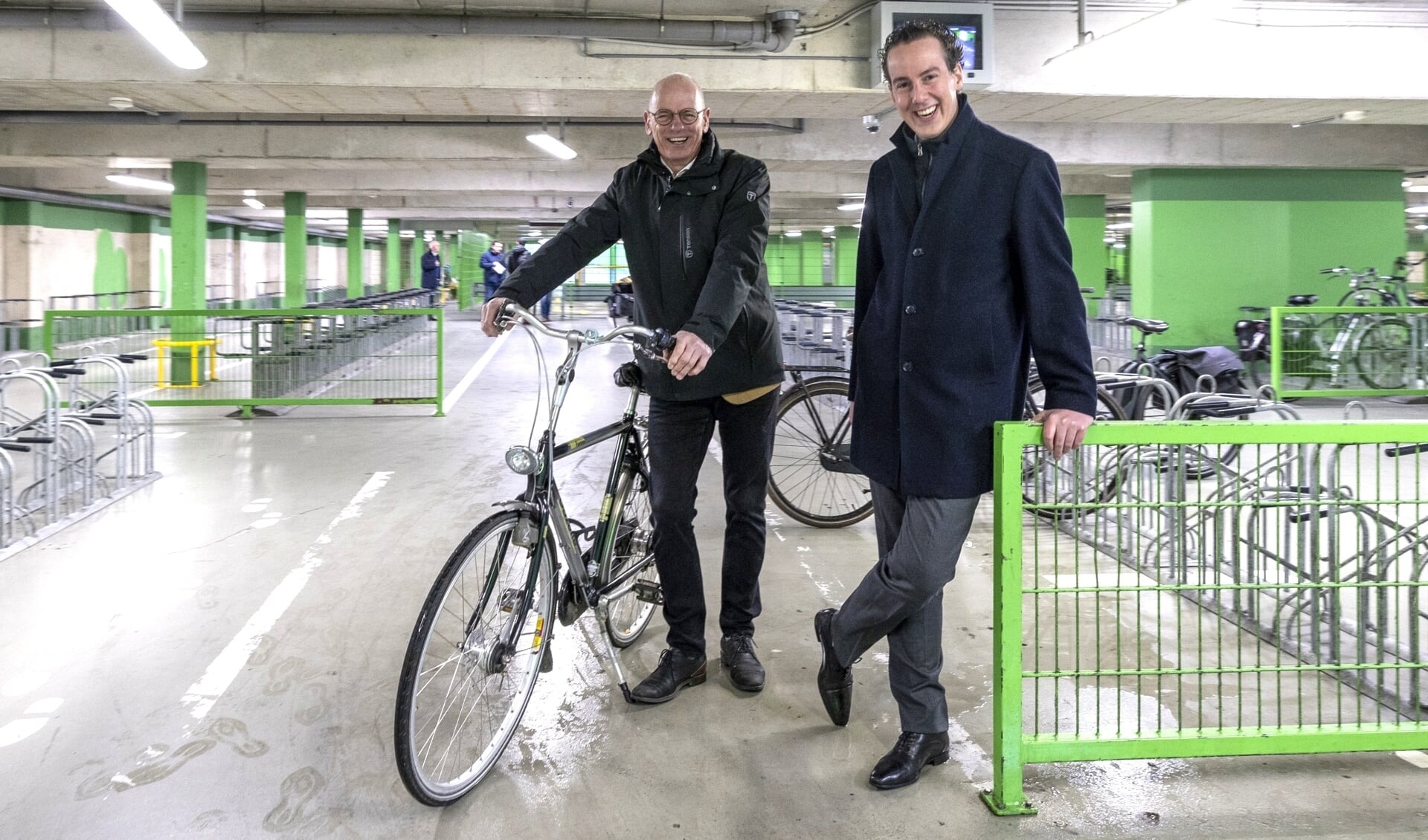 Wethouders Jan Martin van Rees van de Binnenstad en Arjen Maathuis van Verkeer willen het makkelijk maken de fiets op goede plek te zetten.