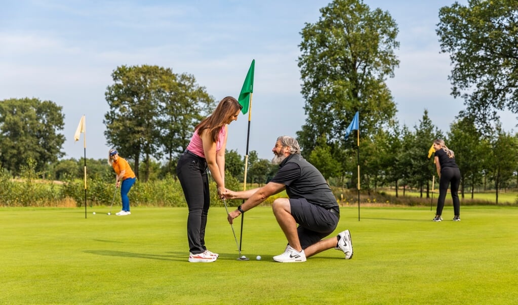 Iedereen kan op een laagdrempelige manier bij golfclub De Koepel komen kennismaken met golf.