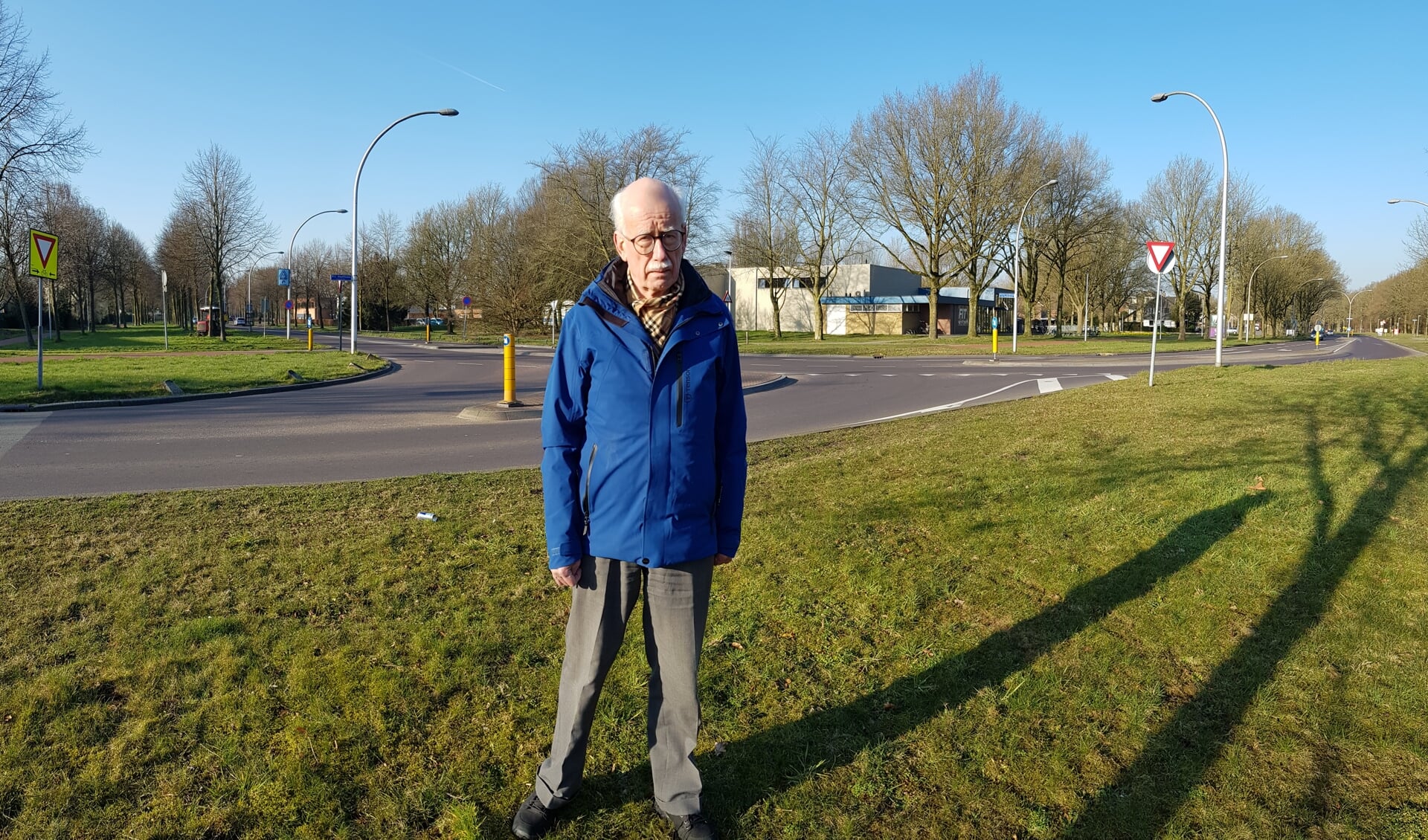 Voorzitter Hans van Dam bij de bocht Laan van Driene en P.C. Hooftlaan, waar in de toekomst een rotonde komt. (Foto: Linda Meijer)