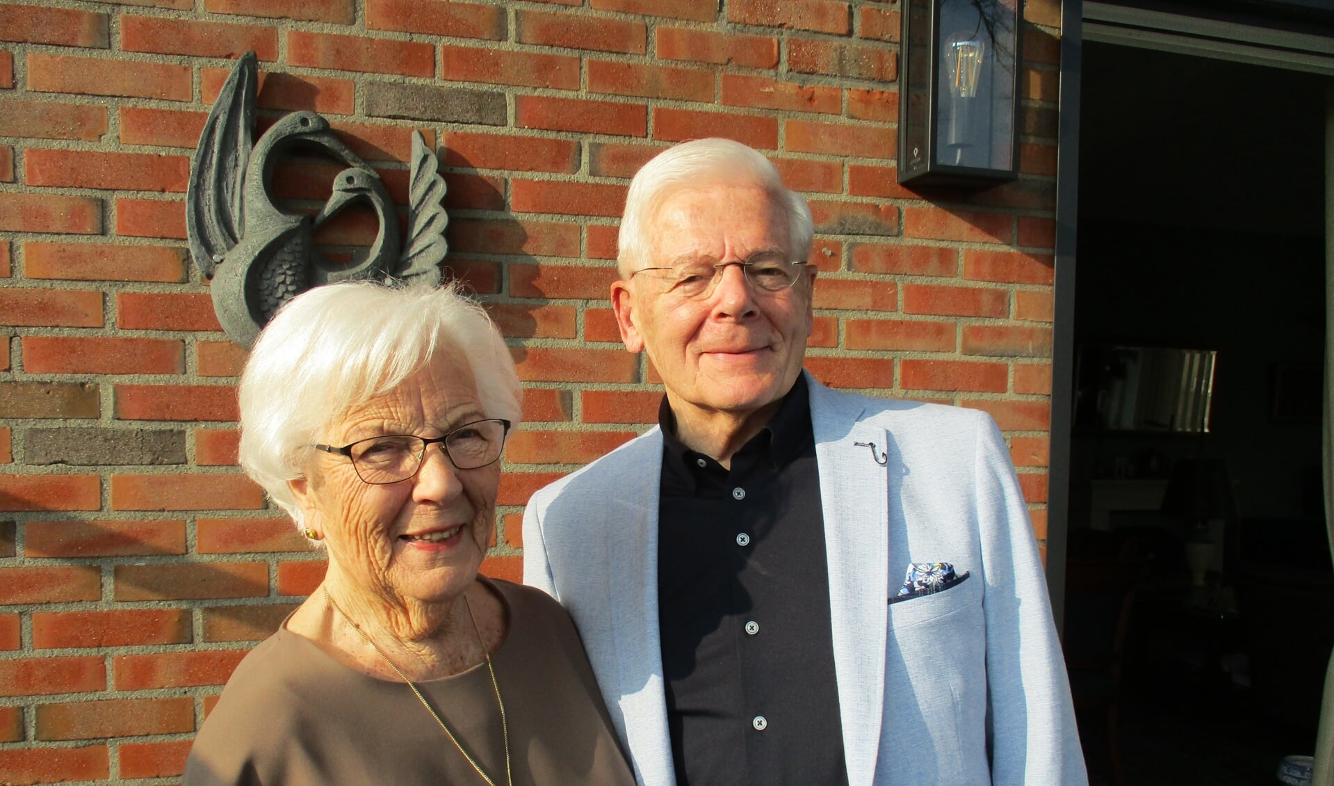 Jos en Ans Broekman vierden afgelopen zaterdag hun 65-jarig huwelijk. Het bevalt ze goed in Oldenzaal.