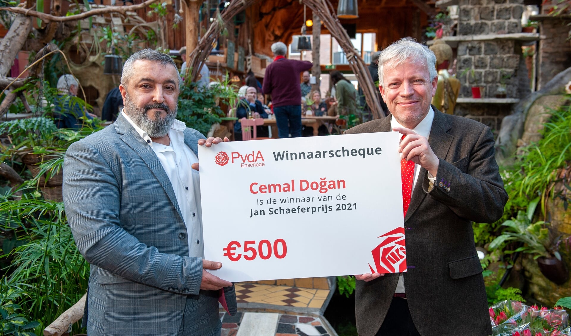 Winnaar Cemal Dogan (op de lijst bij EnschedeAnders) en Nicolas Mansfield. (Foto: Robert Hoetink)