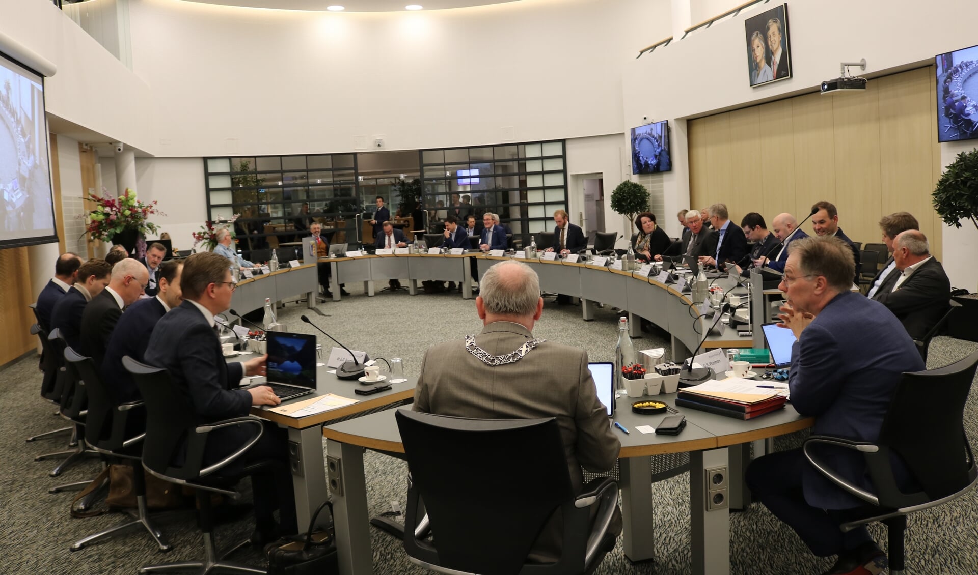De gemeenteraad van Rijssen-Holten vergaderde voor het eerst weer in de oude opstelling in de raadszaal na de corona-pandemie.