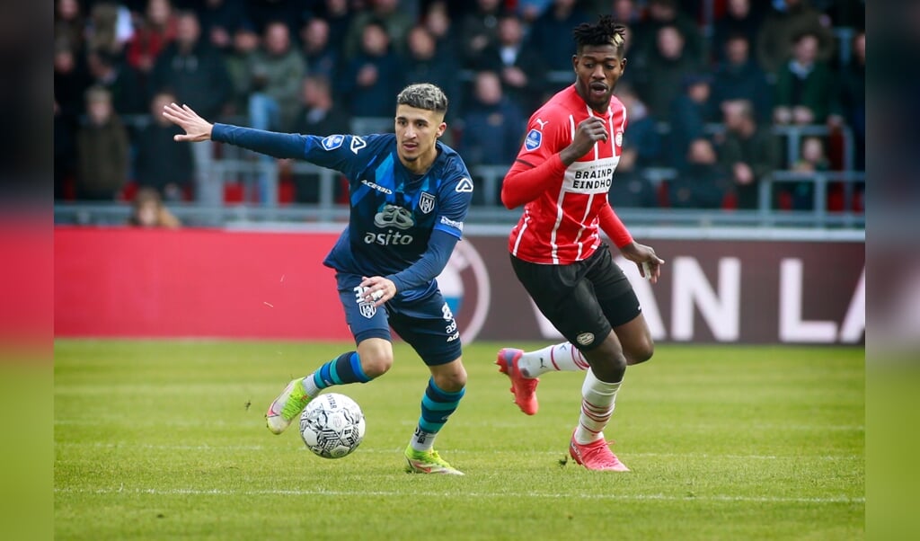 Anas Ouahim in actie tegen PSV. Ibrahim Sangaré kijkt toe. (Foto: NESimages)