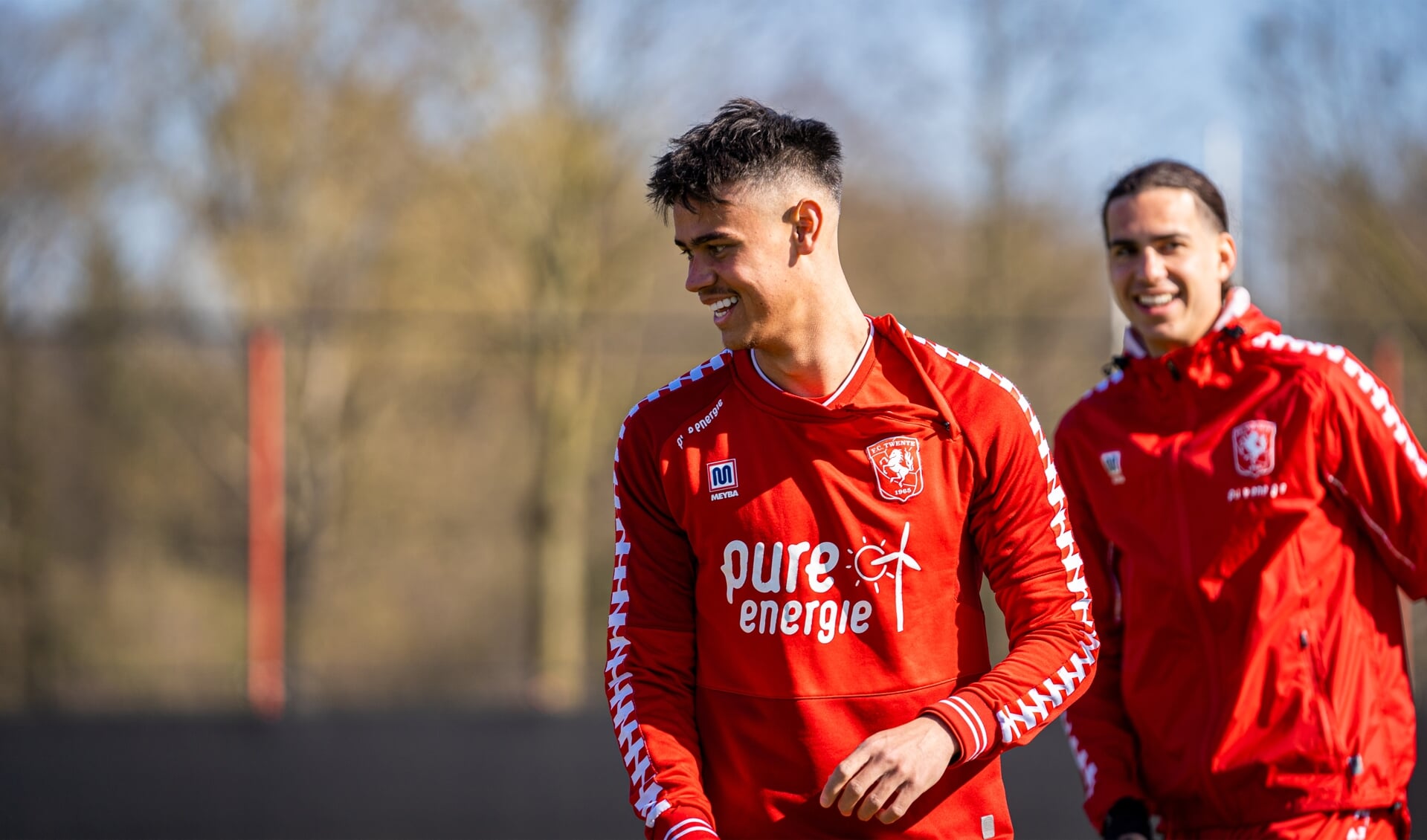 Mees Hilgers met op de achtergrond Ramiz Zerrouki. (Foto: FC Twente Media/Stef Heerink)