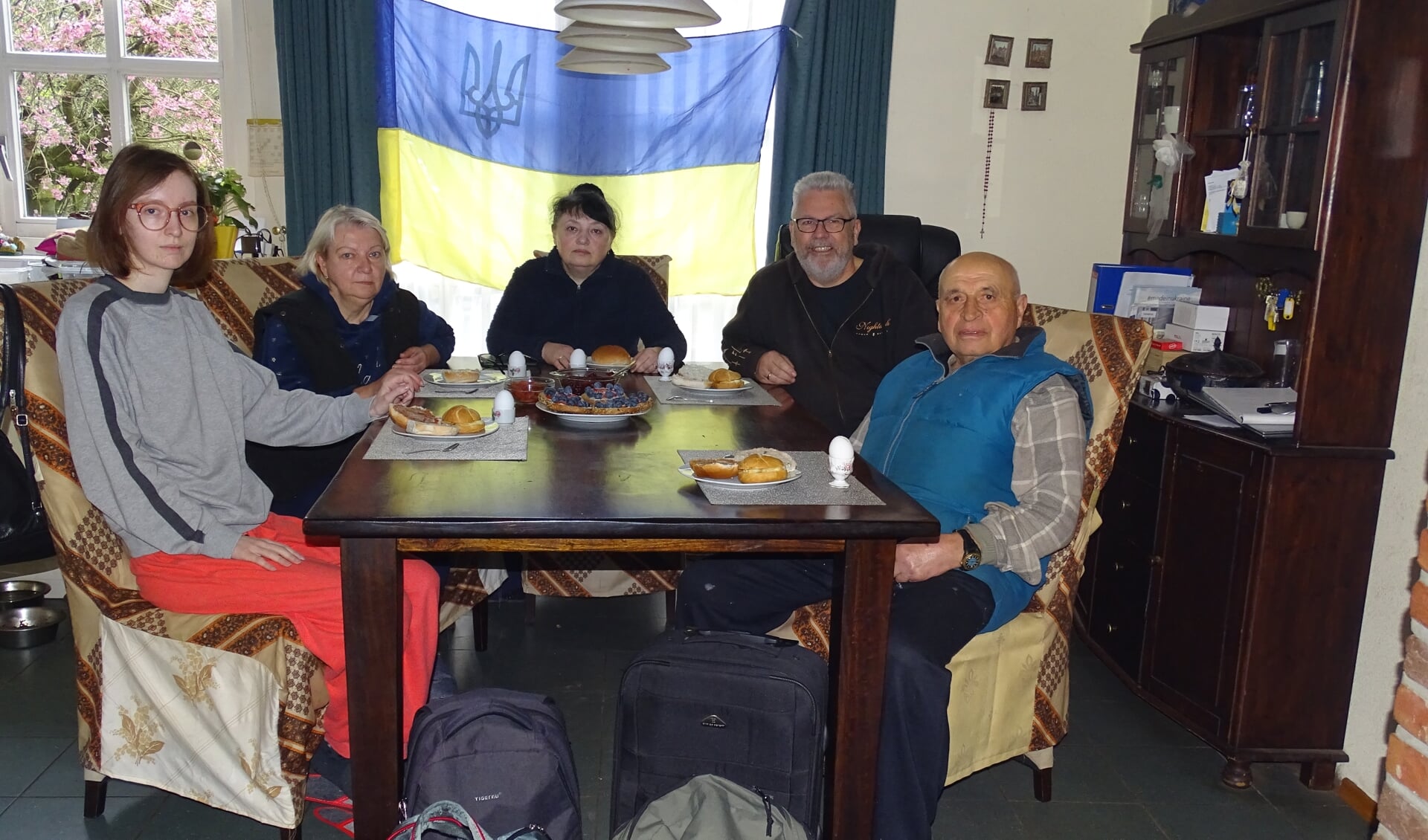 Vrnl: Vader Boris, Johan en zijn vrouw Nataliia, oude buurvrouw Ludmila en diens dochter Maryna, samen aan de ontbijttafel. (Foto: J. Boonstra)