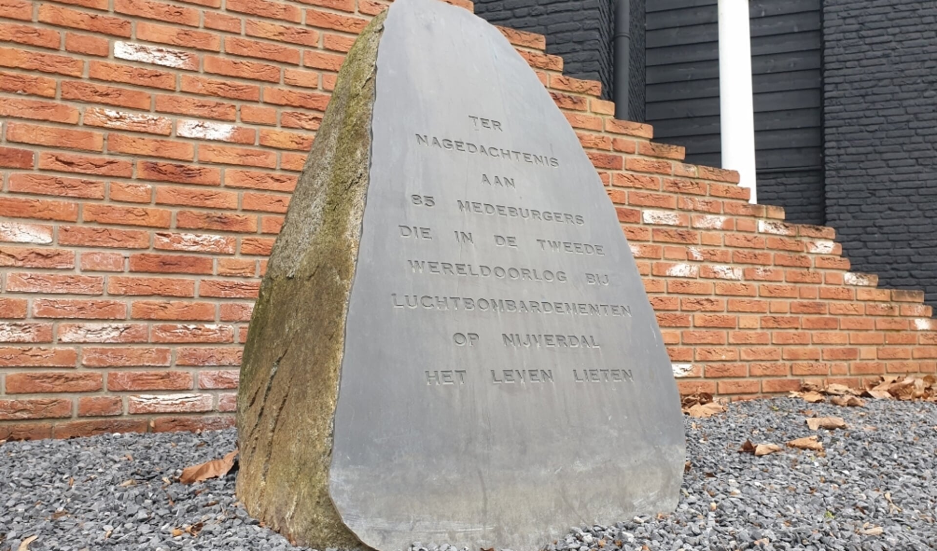 De gedenksteen bij het Memory Vrijheidsmuseum ter nagedachtenis van de slachtoffers van  bombardementen in Hellendoorn.