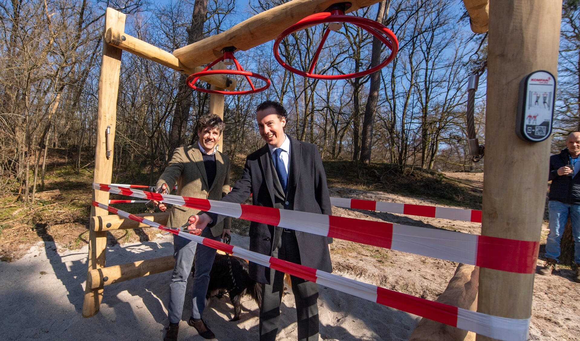 Wethouder Maathuis opent het Obstacle Parcours. (Foto: Lenneke Lingmont)