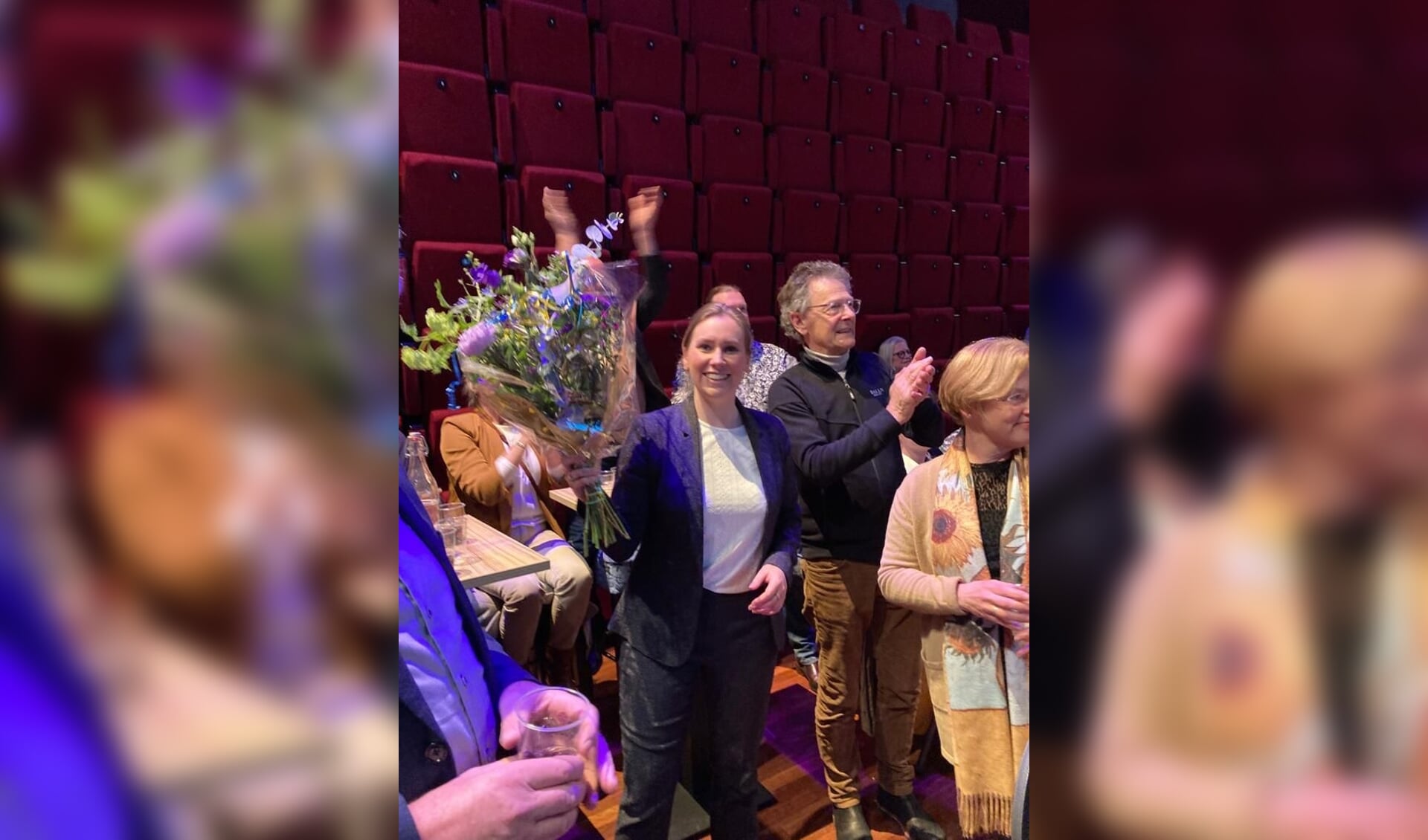 Annemarie Dubbink heeft bloemen en veel felicitaties in ontvangst genomen voor de overwinning van Lokaal Hellendoorn.