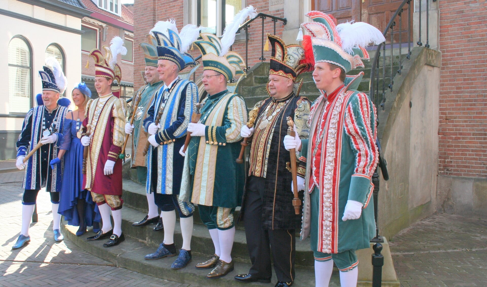 De Oldenzaalse hoogheden; een bonte groep zwaait dit jaar de scepter tijdens het lokale carnaval in de Boeskoolstad.