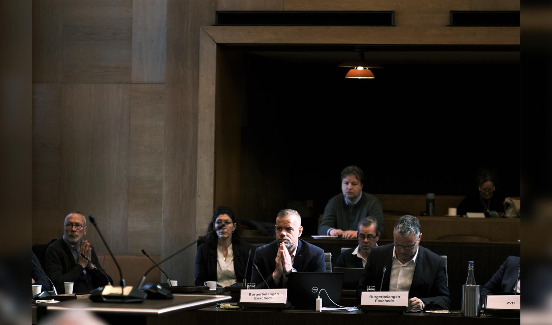 Wethouder en lijsttrekker Niels van den Berg van Burgerbelangen (tweede van links) tijdens het duidingsdebat over de verkiezingsuitslag.