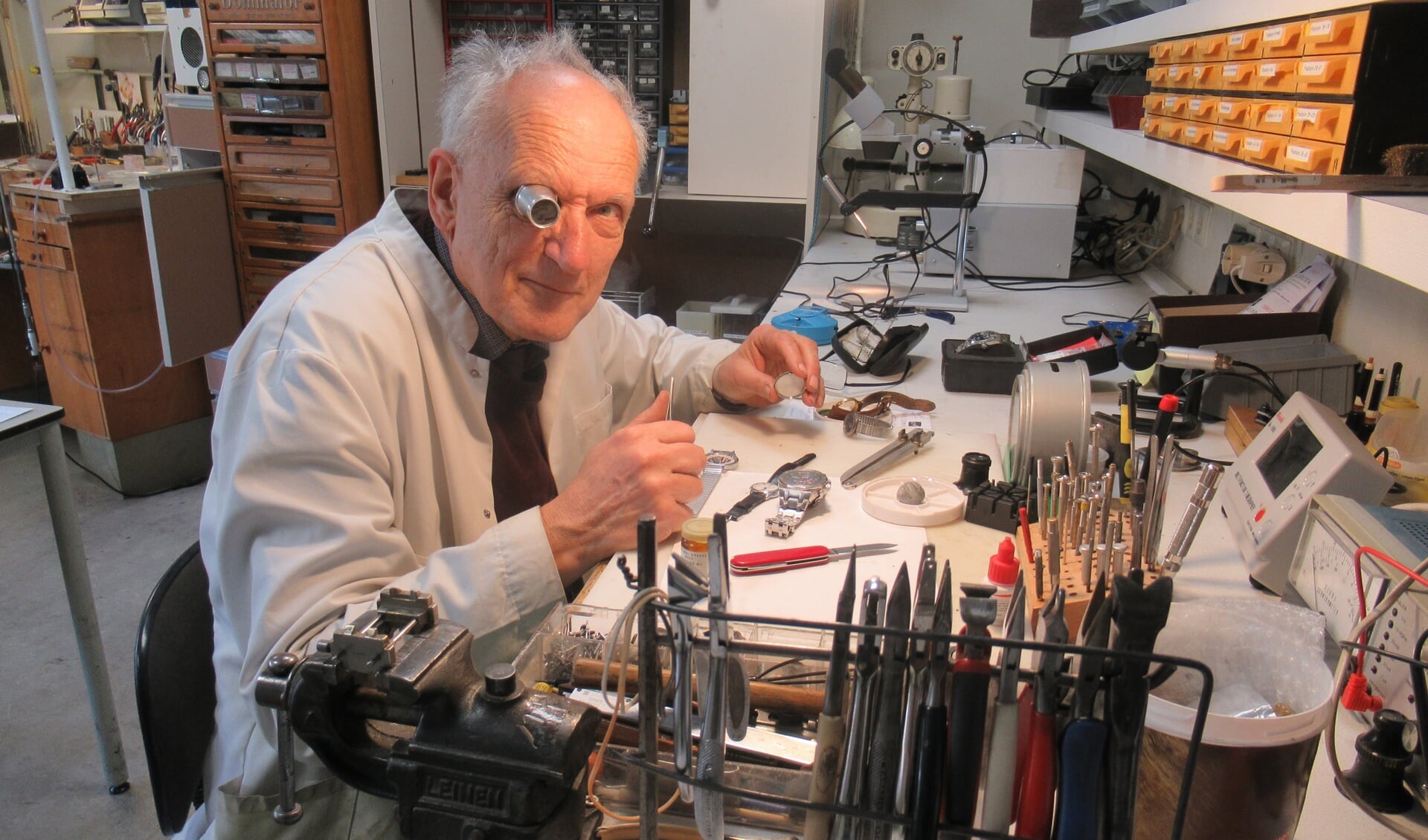 Guus Bonenkamp is met pensioen, maar gaat nog regelmatig naar juwelier Asbroek om horloges en klokken te repareren.
