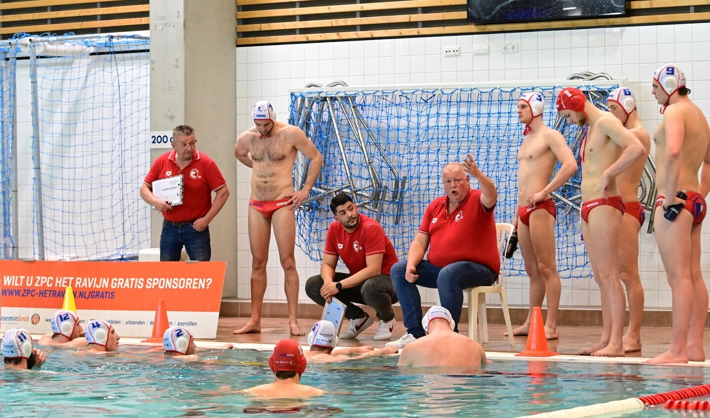 Trainer-coach Zeno Reuten geeft zijn ploeg aanwijzingen in de wedstrijd tegen De Ham. (foto: Wim Beunk)
