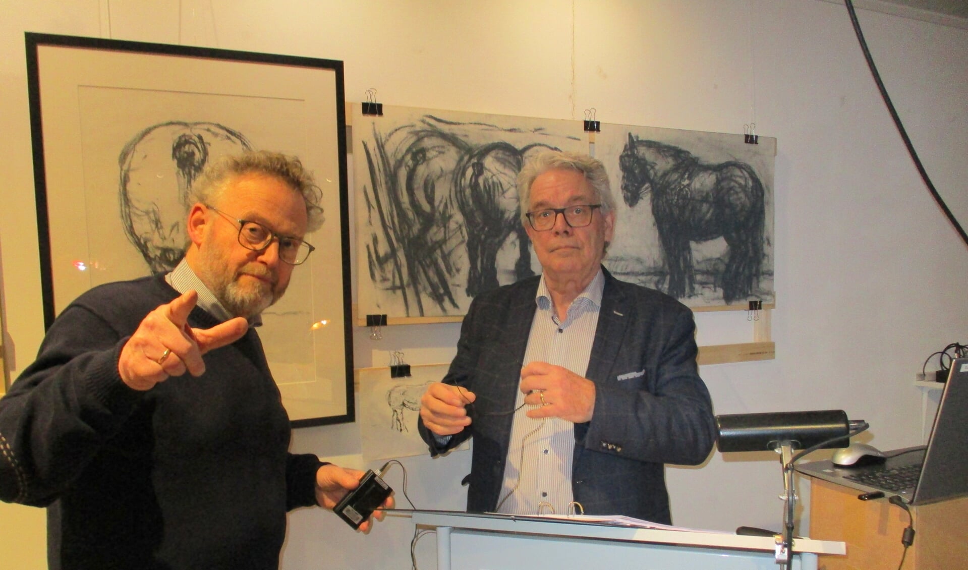 Hans van den Broek en Hans Beerens zijn de twee initiatiefnemers voor de goed bezochte lezing in Museum Hengelo.