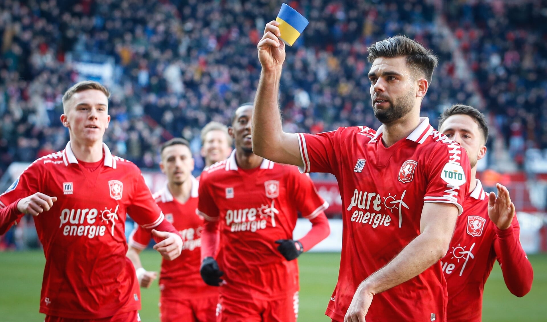 Robin Pröpper viert zijn goal tegen SC Cambuur. (Foto: Bas Everhard/FC Twente Media)