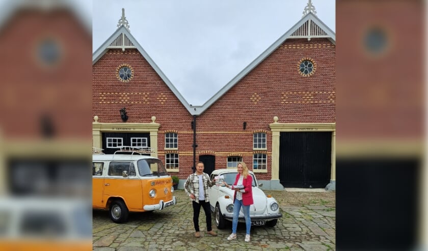 <p>Jimmy Bonnes ontvangt het eerste magazine uit handen van Elke Roolvink. De klassiekers sieren de cover van het nieuwe magazine van de Tourist Info De Lutte-Losser.</p>