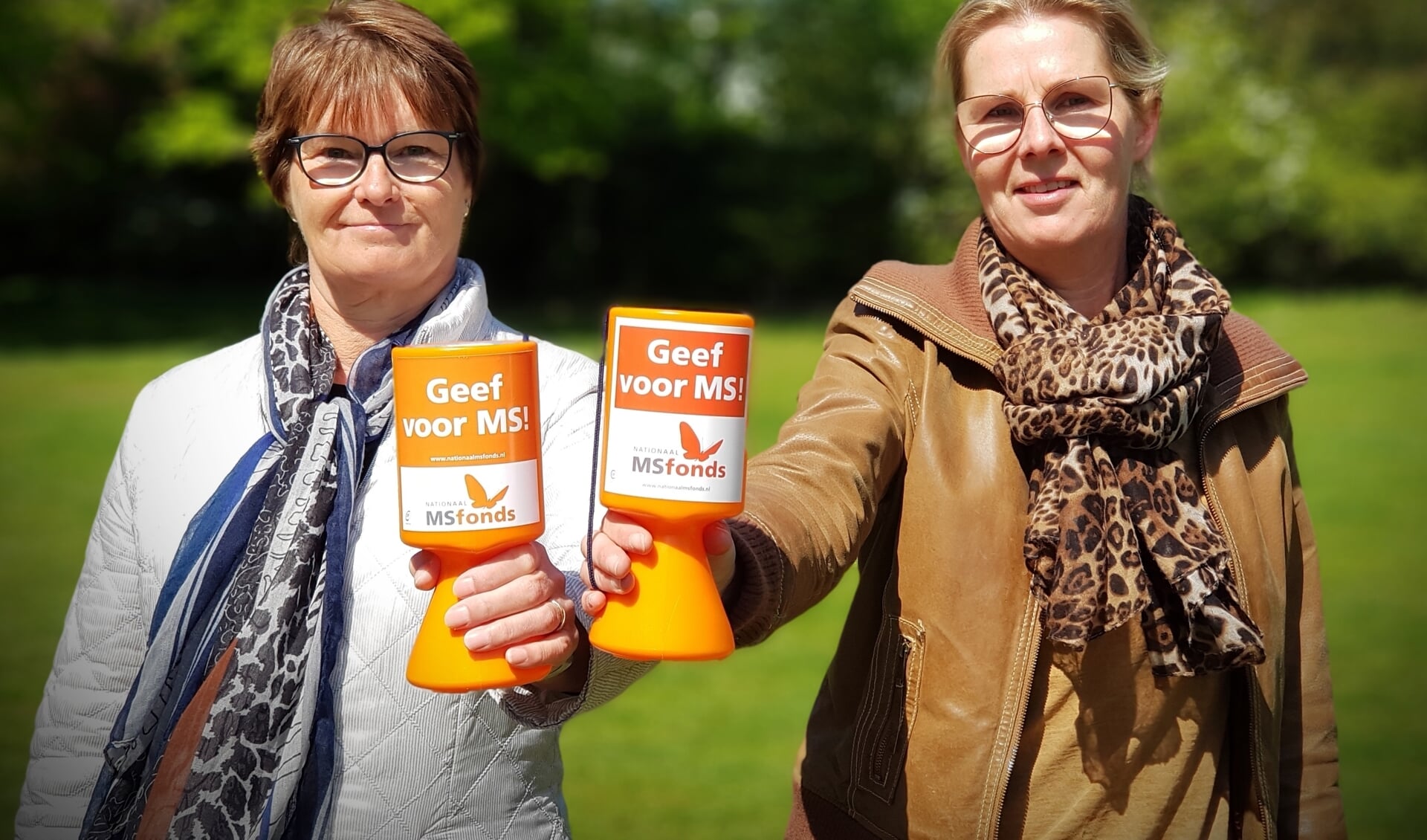 Wilma Mensink (links) en Inez Gigharts, die zich al jaren belangeloos inzetten voor het MS-Fonds. Doneert u ook? (Foto: Linda Meijer)