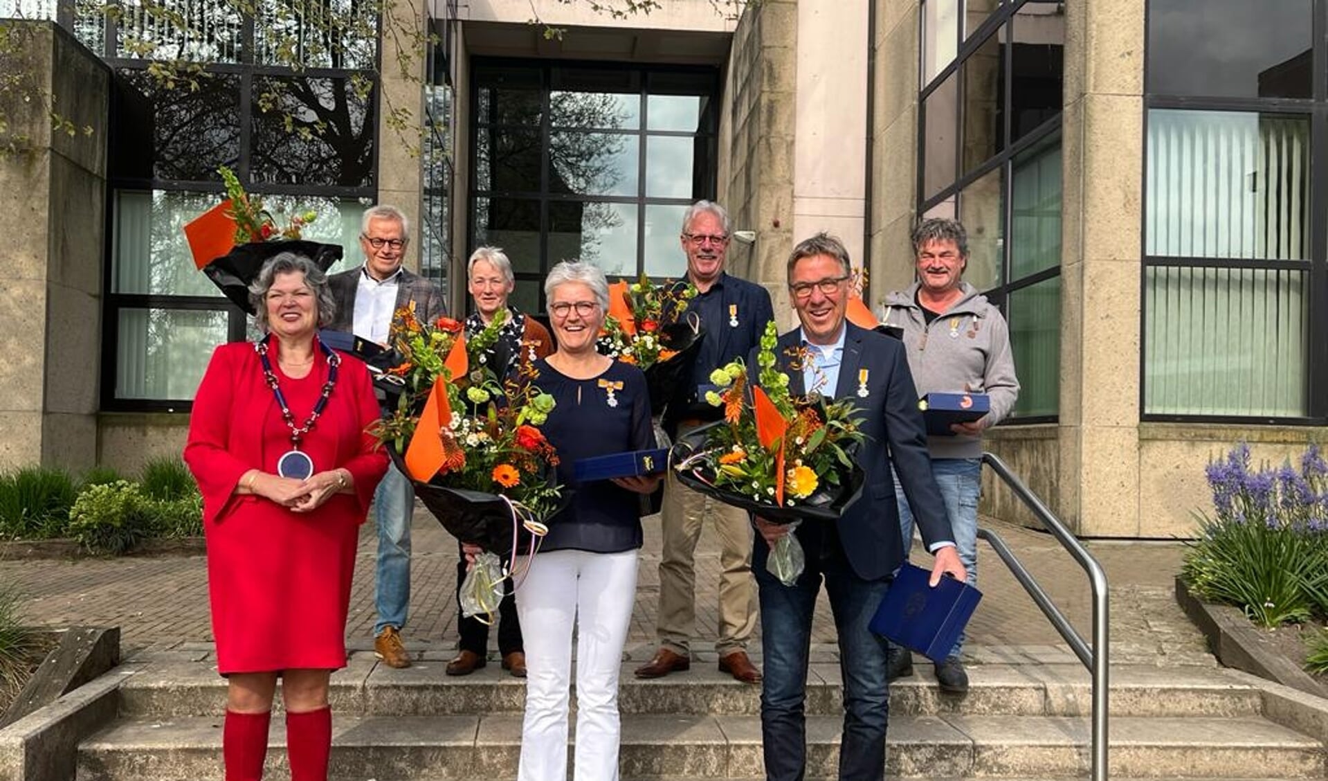 De gedecoreerden van Tubbergen van 2022. Een brede groep inwoners die zich verdienstelijk maakt voor de brede gemeenschap.