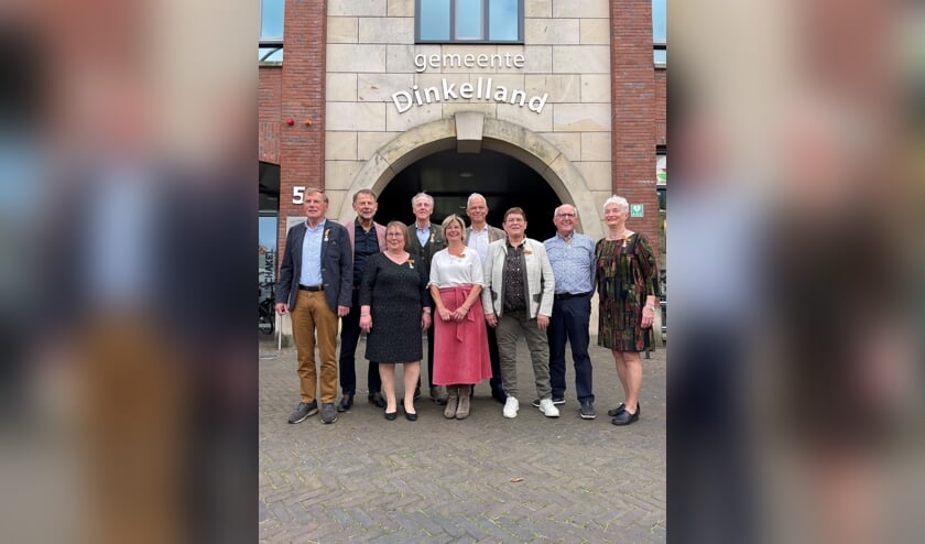 <p>De gedecoreerden van Dinkelland. Een breed gezelschap</p>