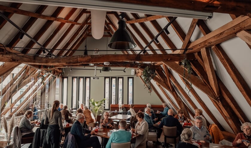 <p>Op de sfeervolle bovenverdieping van de oude Stadsboerderij wordt weer volop gebridged.</p>