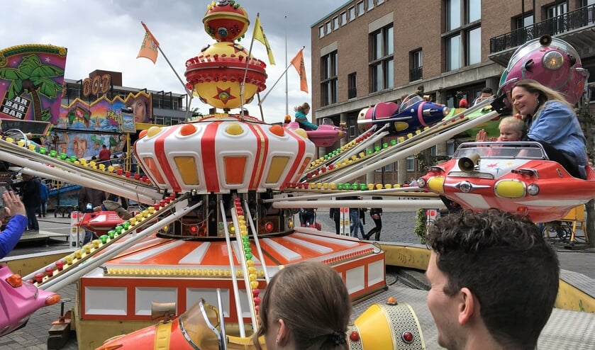 <p>Gezelligheid op de Oranjekermis. </p>
