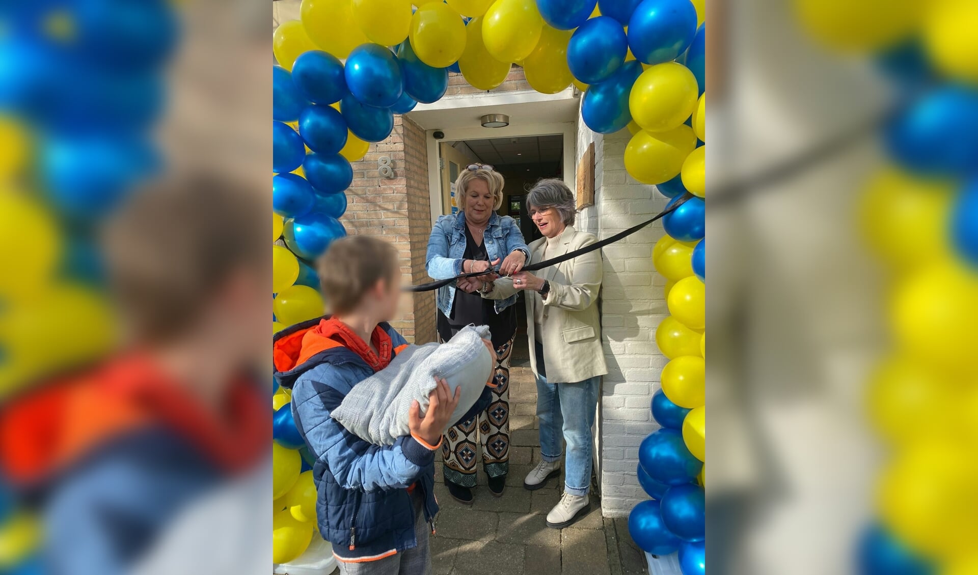 Annemieke (links) en Yolande verrichten samen de officiële opening van hun Confetti-pand aan de Jacob van Houtestraat.
