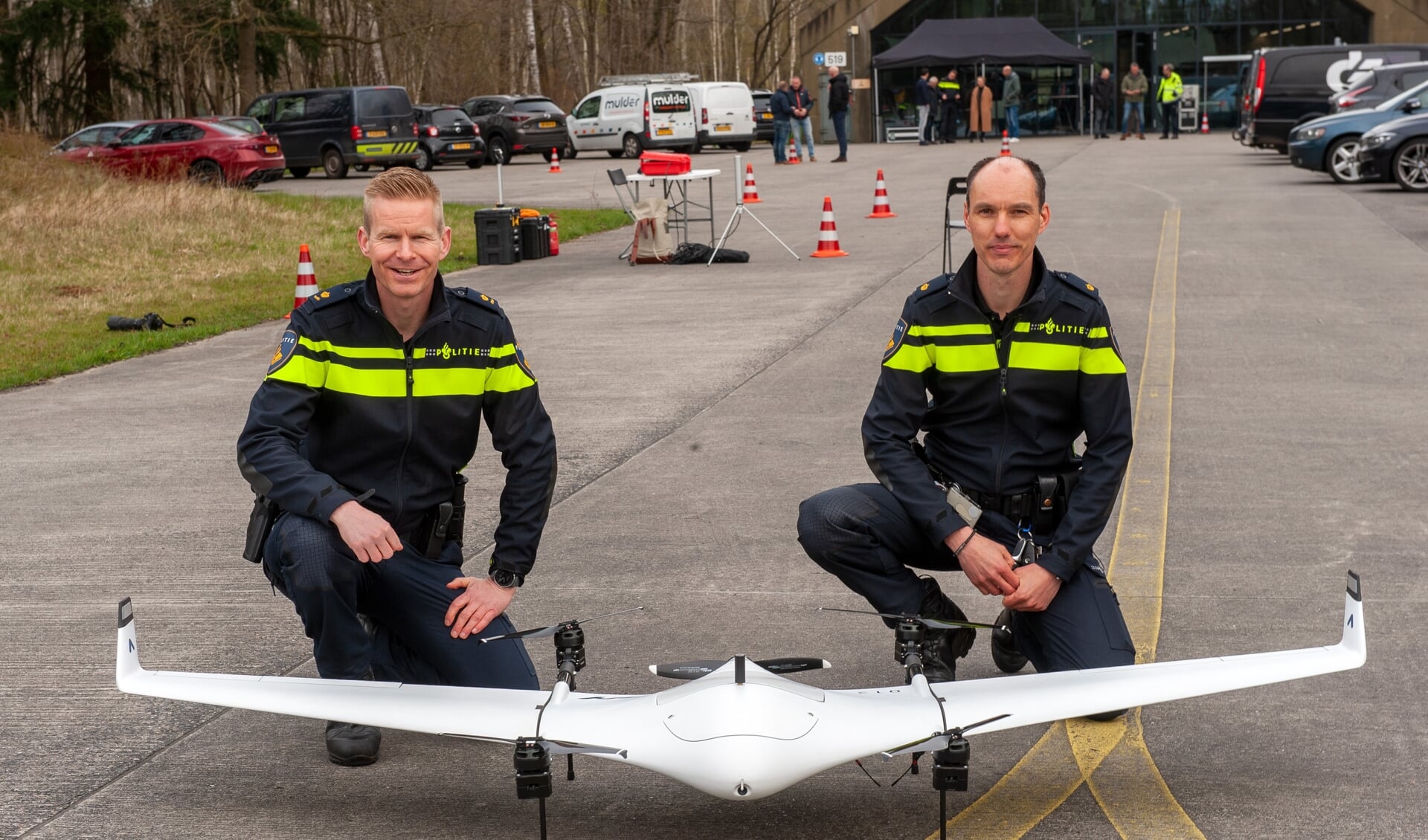 Niels Nijman, hoofd sector dienst regionaal operationeel centrum, en Remco Aagtjes, projectleider, showen de drone. (Foto: Robert Hoetink)