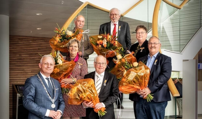 <p>De gedecoreerden met de burgemeester. De heer Valletta kreeg zijn onderscheiding digitaal.</p>
