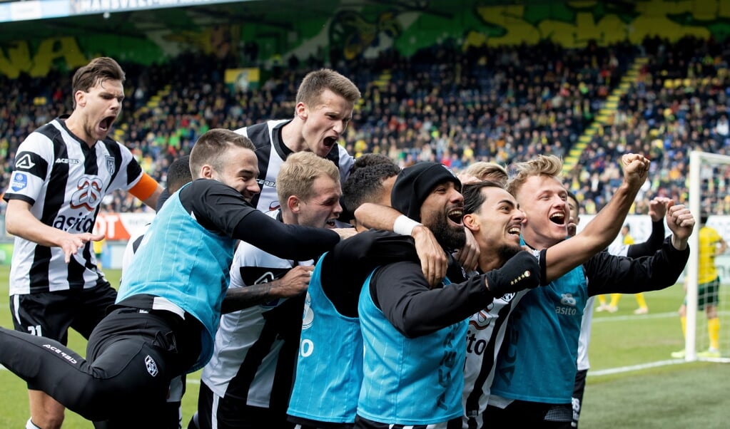 Heracles viert feest in het stadion van Fortuna Sittard. (Foto: NESimages)