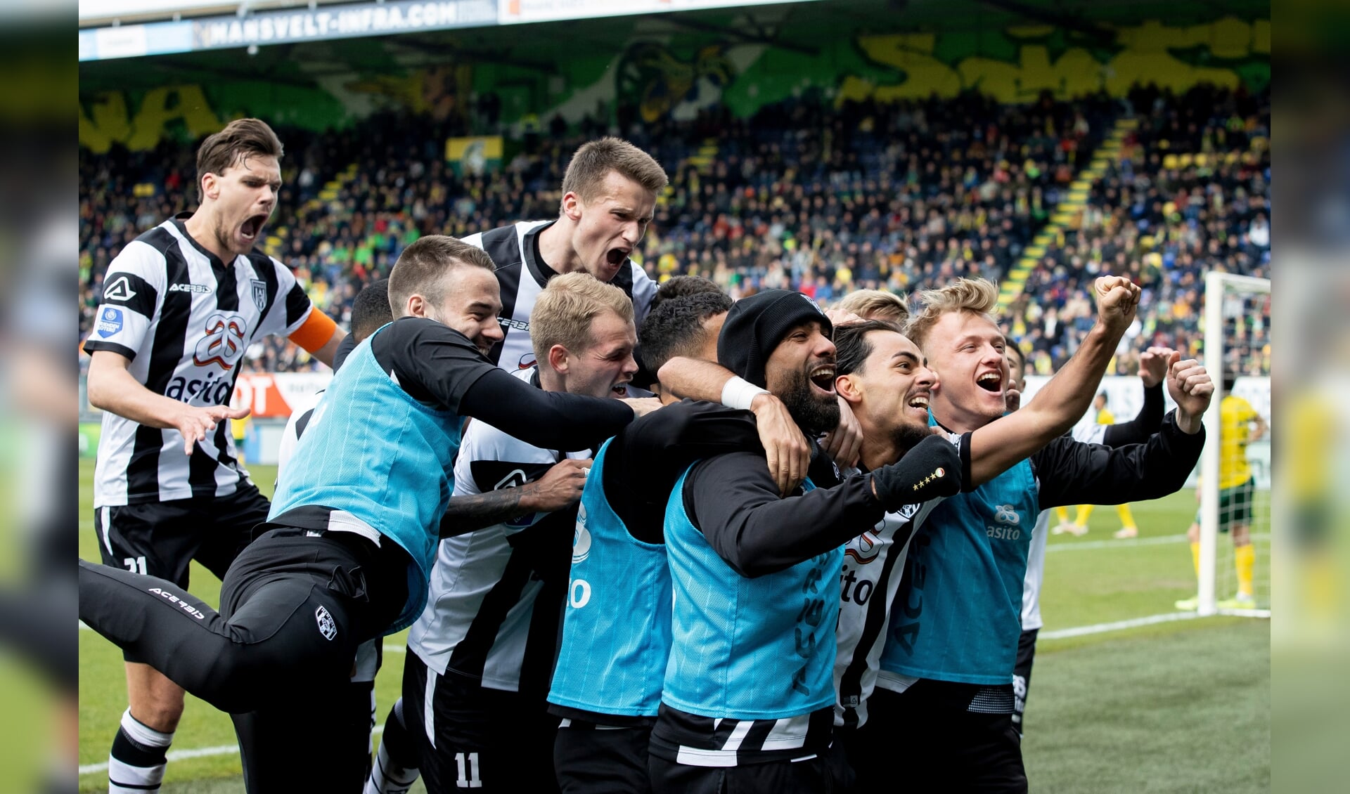 Heracles viert feest in het stadion van Fortuna Sittard. (Foto: NESimages)