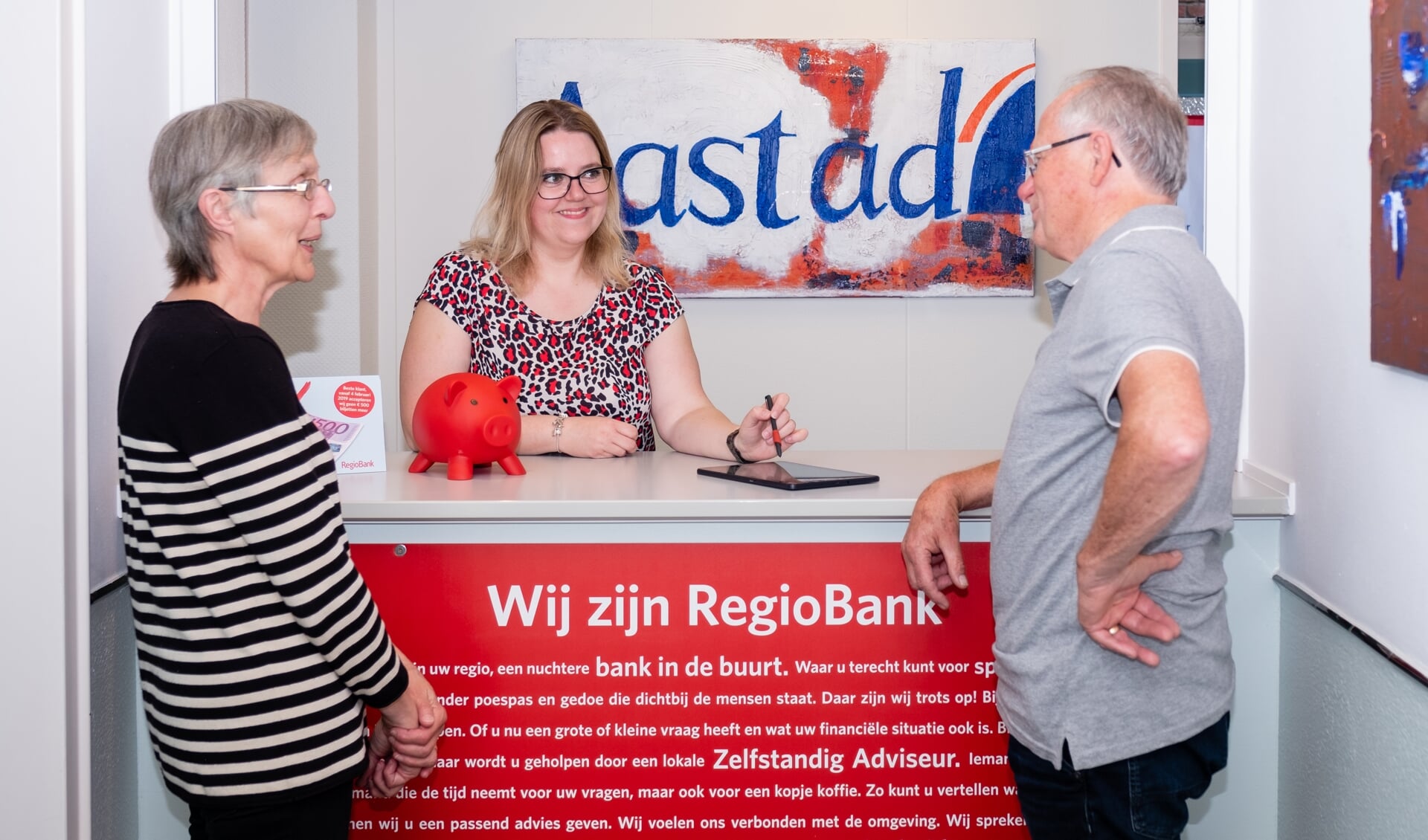 Barbara de Groot helpt twee klanten. (Foto: De Fotoloods).