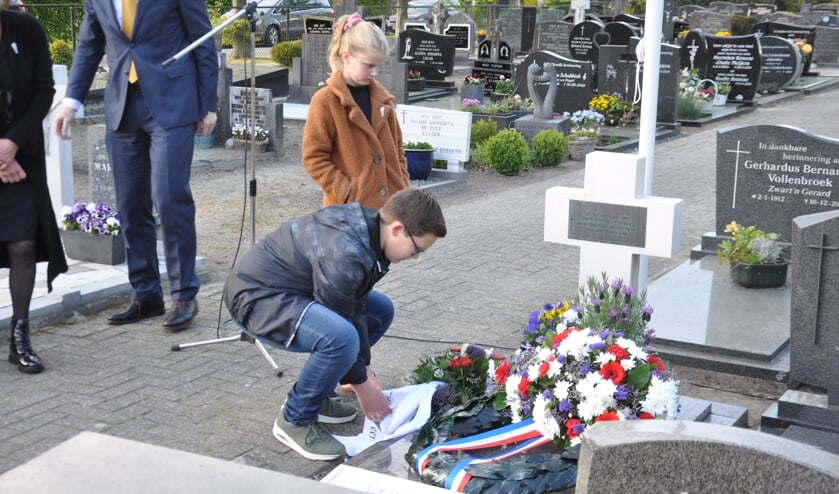 <p>Sem en Sophie leggen de krans bij het graf van verzetsman Hendrik Oude Egberink.</p>