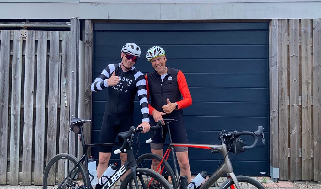 Leon Kooijman en Bert Veneklaas fietsen voor een goed doel.