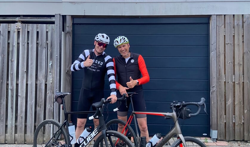 Leon Kooijman en Bert Veneklaas fietsen voor een goed doel.  