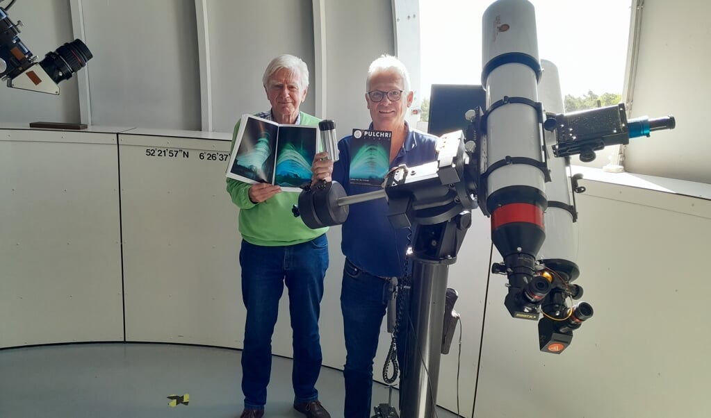 Cor (links) en René tonen de bijzondere foto's die alle basisscholen het komende half jaar kunnen maken met hun eigen 'camera obscura'. Een prachtig project in het kader van hun 20-jarig bestaan.