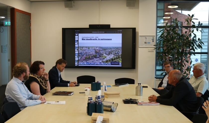 De nieuwe coalitie, v.l.n.r. Bart Jan van den Berg (VVD), Frederike Hulshof (CU), André Scheppink (SGP), Ewart Bosma (SGP), Henk Nijkamp (CDA) en Jan Berkhoff (CU).