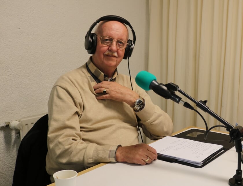 <p>Jan Bakker, voorzitter van de Koöperaatsie, in de studio van Radio 350.</p>  